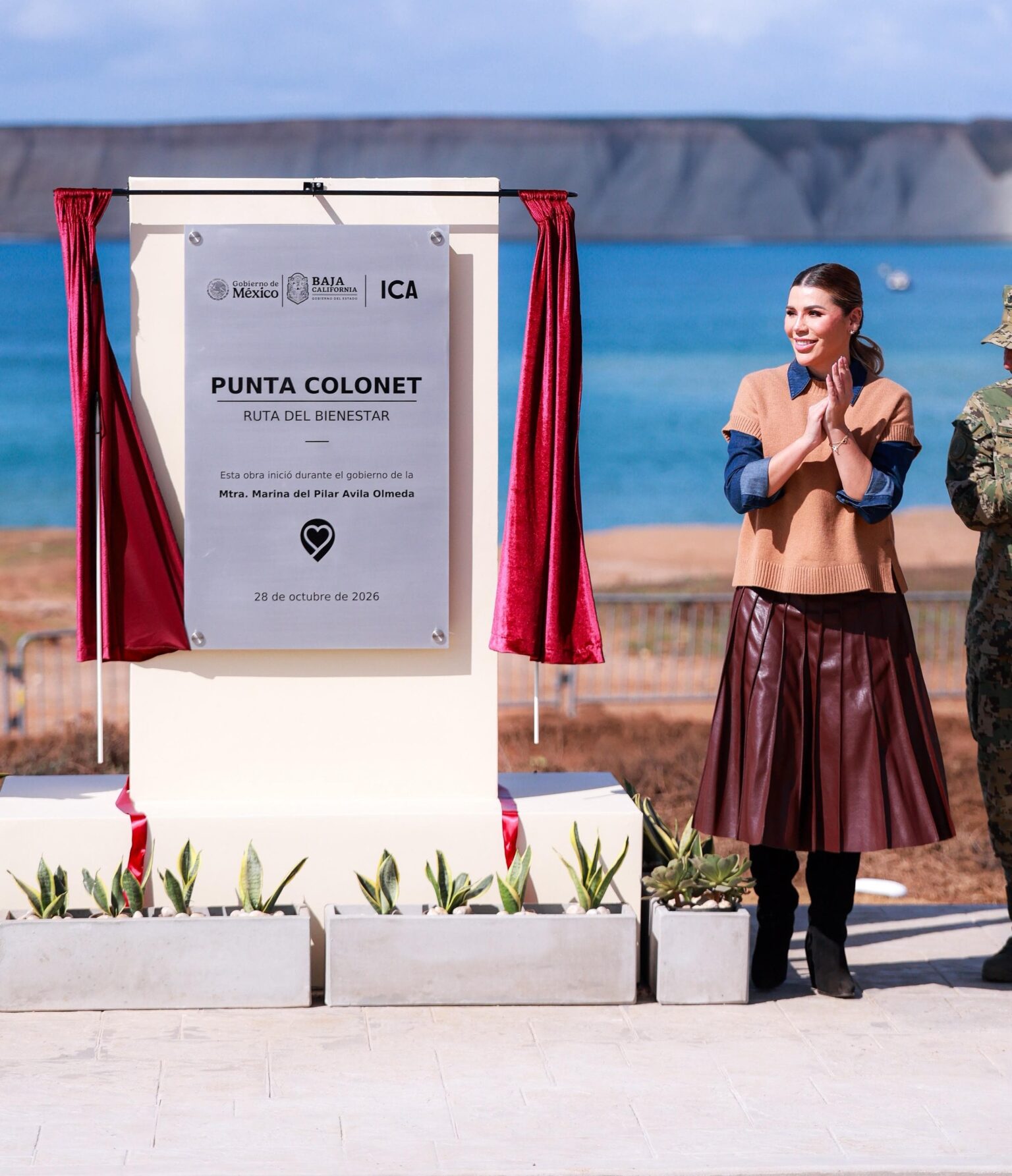 Ceremonia de colocación de la primera piedra del proyecto Punta Colonet, Baja California, junto a la placa conmemorativa del 28 de octubre de 2026