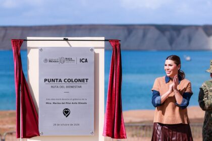 Ceremonia de colocación de la primera piedra del proyecto Punta Colonet, Baja California, junto a la placa conmemorativa del 28 de octubre de 2026