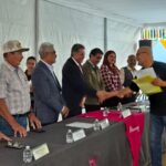 Autoridades y beneficiarios durante la entrega de títulos y certificados parcelarios en Zapopan, Jalisco