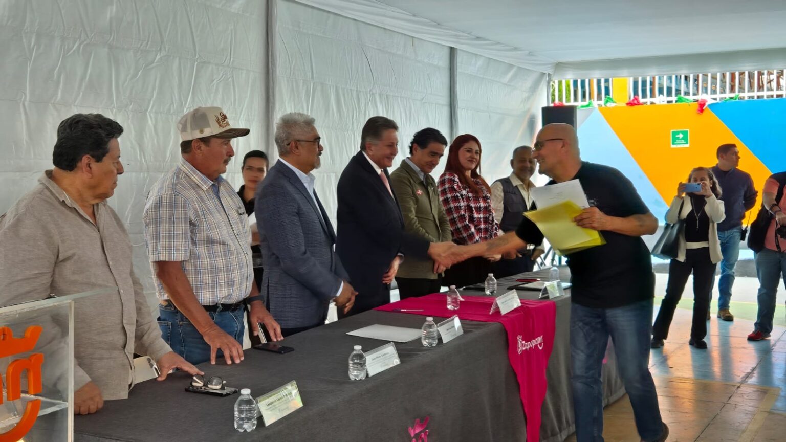 Autoridades y beneficiarios durante la entrega de títulos y certificados parcelarios en Zapopan, Jalisco