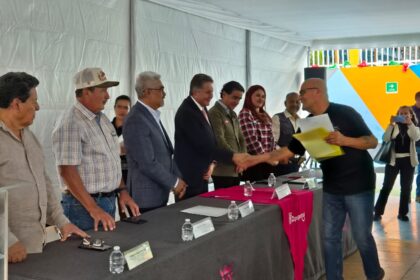 Autoridades y beneficiarios durante la entrega de títulos y certificados parcelarios en Zapopan, Jalisco