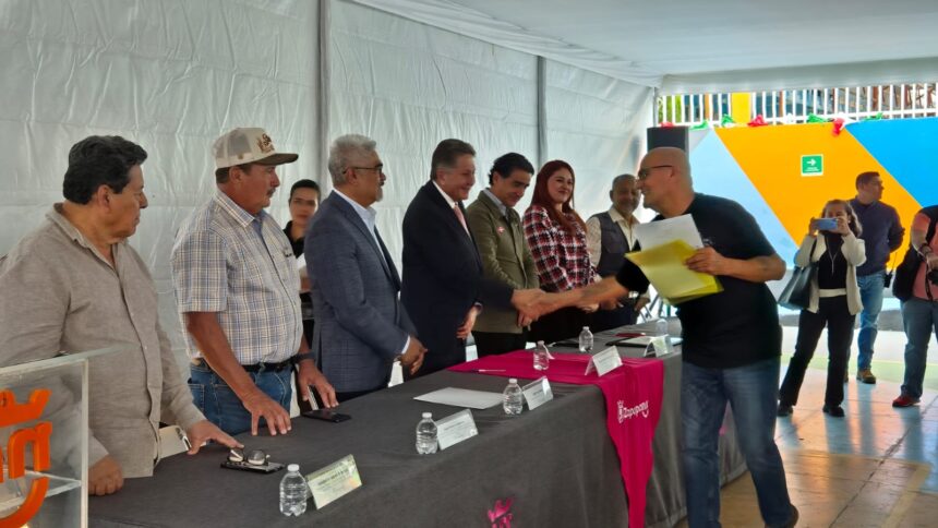 Autoridades y beneficiarios durante la entrega de títulos y certificados parcelarios en Zapopan, Jalisco