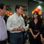 Asistentes con maquillaje de catrina durante la Quinta Verbena Magisterial de Día de Muertos en Querétaro