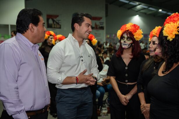 Asistentes con maquillaje de catrina durante la Quinta Verbena Magisterial de Día de Muertos en Querétaro