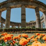 Flores de cempasúchil frente a la Rotonda de las y los Jaliscienses Ilustres en Guadalajara