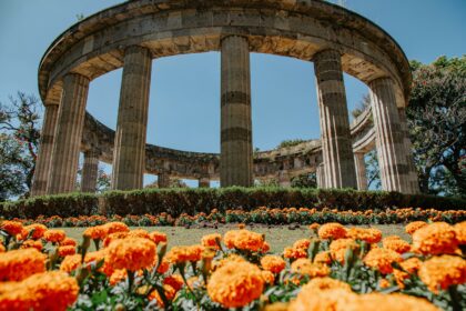 Flores de cempasúchil frente a la Rotonda de las y los Jaliscienses Ilustres en Guadalajara