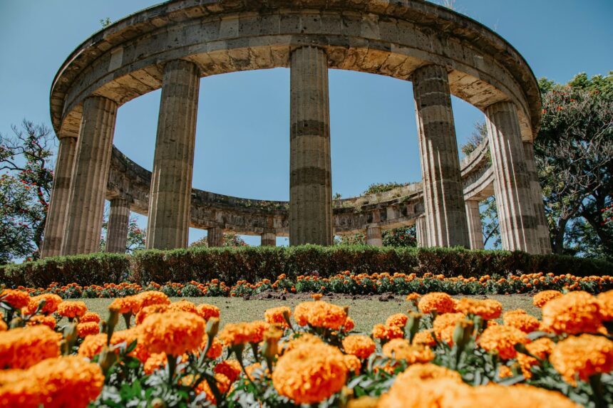 Flores de cempasúchil frente a la Rotonda de las y los Jaliscienses Ilustres en Guadalajara