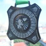 Medalla conmemorativa del Maratón Internacional Guadalajara 2026 con listón verde
