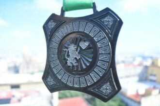 Medalla conmemorativa del Maratón Internacional Guadalajara 2026 con listón verde