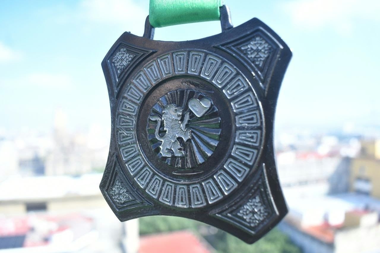 Medalla conmemorativa del Maratón Internacional Guadalajara 2026 con listón verde