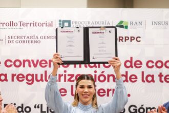 Ceremonia de firma del convenio de regularización de tierras del Ejido Rojo Gómez en Tijuana