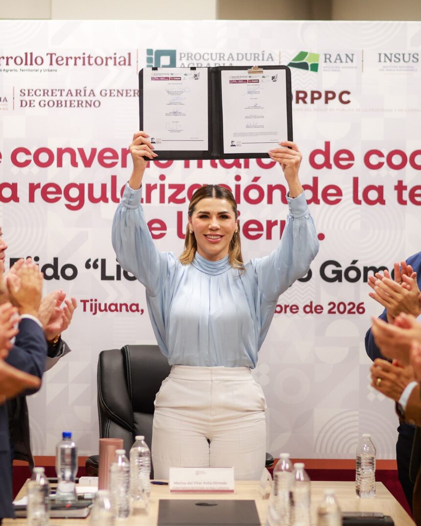 Ceremonia de firma del convenio de regularización de tierras del Ejido Rojo Gómez en Tijuana