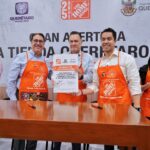 Autoridades de Querétaro y representantes de The Home Depot muestran un acuerdo de colaboración durante la apertura de la sucursal La Luz