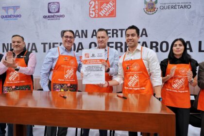 Autoridades de Querétaro y representantes de The Home Depot muestran un acuerdo de colaboración durante la apertura de la sucursal La Luz