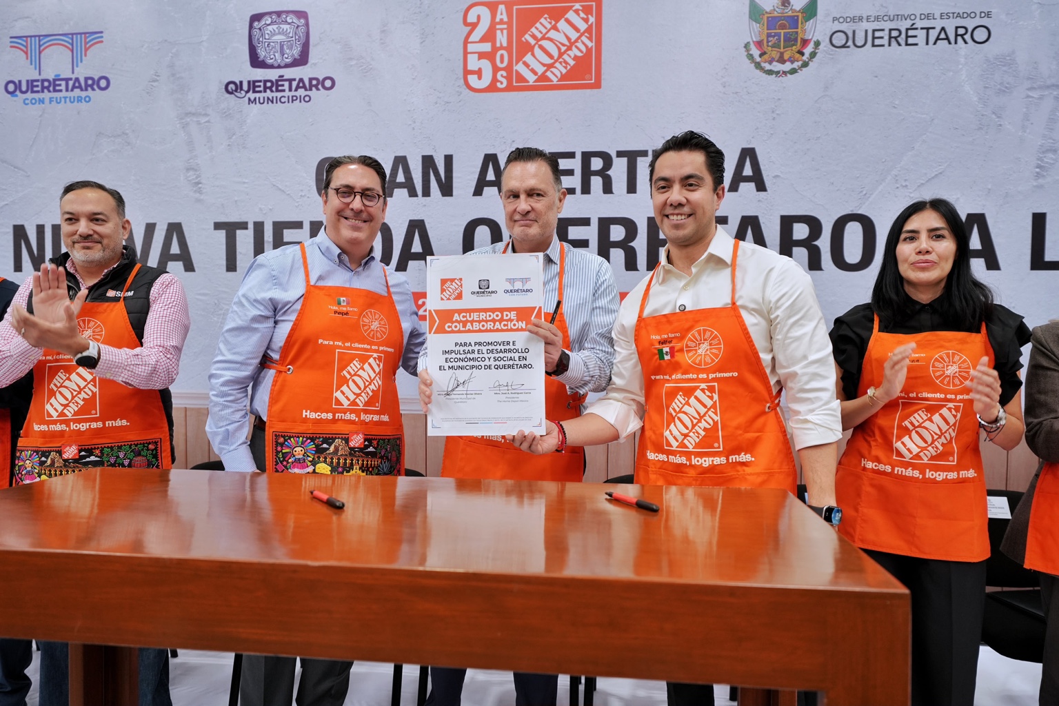Autoridades de Querétaro y representantes de The Home Depot muestran un acuerdo de colaboración durante la apertura de la sucursal La Luz