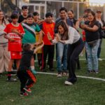 Vero Delgadillo convive con niñas, niños y vecinos en la cancha de la Unidad Deportiva Ignacio Jacobo de Guadalajara