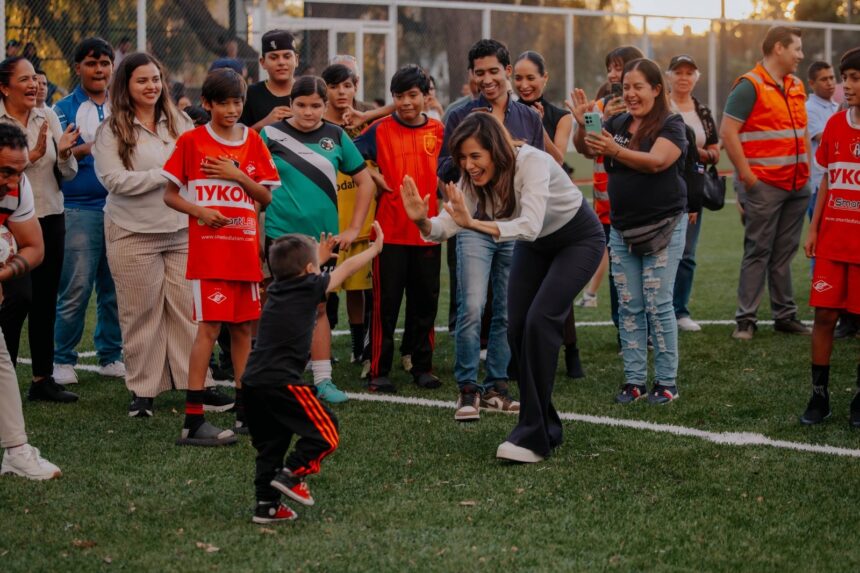 Vero Delgadillo convive con niñas, niños y vecinos en la cancha de la Unidad Deportiva Ignacio Jacobo de Guadalajara