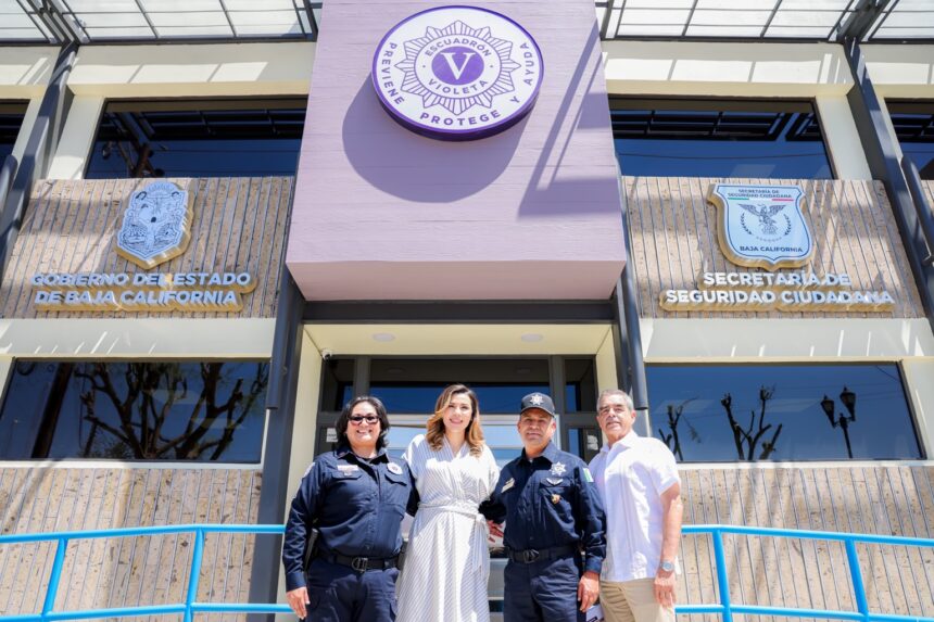 Edificio del Escuadrón Violeta de la Secretaría de Seguridad Ciudadana de Baja California, con autoridades frente a su entrada