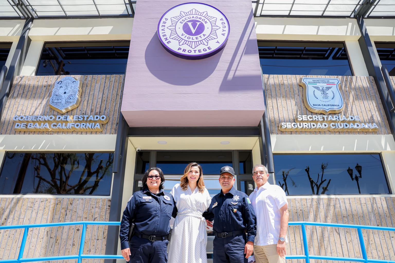 Edificio del Escuadrón Violeta de la Secretaría de Seguridad Ciudadana de Baja California, con autoridades frente a su entrada