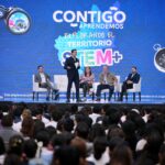 Panel Contigo Aprendemos 2026 Explorando el Territorio STEM+ en Querétaro, con ponentes sobre un escenario ante un auditorio de estudiantes.