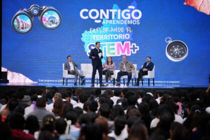 Panel Contigo Aprendemos 2026 Explorando el Territorio STEM+ en Querétaro, con ponentes sobre un escenario ante un auditorio de estudiantes.