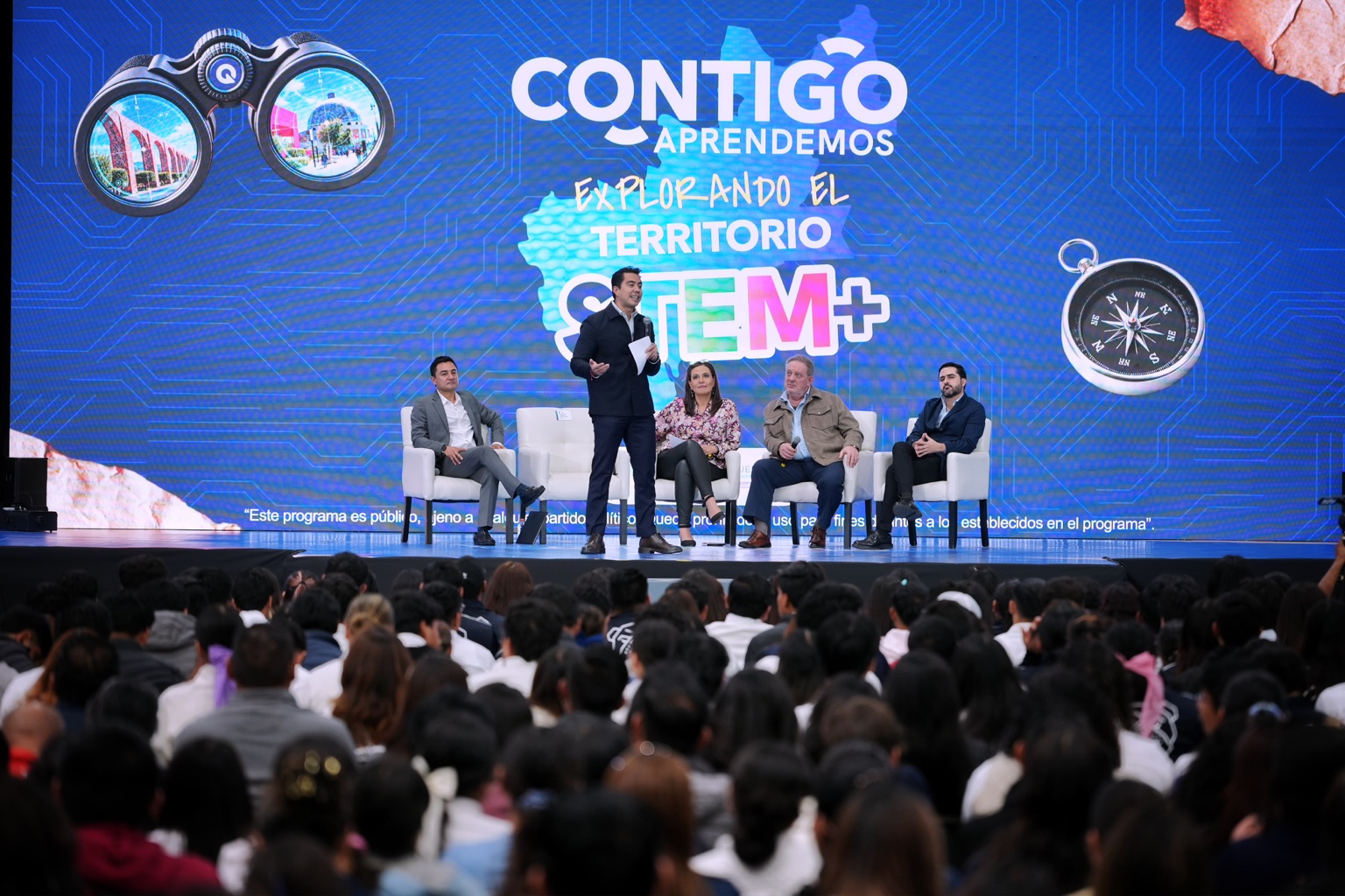 Panel Contigo Aprendemos 2026 Explorando el Territorio STEM+ en Querétaro, con ponentes sobre un escenario ante un auditorio de estudiantes.