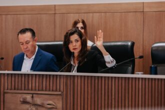 Sesión del Ayuntamiento de Guadalajara durante la votación de una propuesta para ampliar el programa de apoyo al acceso y calidad del agua
