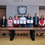 Representantes del Municipio de Querétaro, Cruz Roja y Bomberos muestran los convenios firmados para facilitar donativos voluntarios
