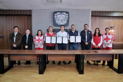 Representantes del Municipio de Querétaro, Cruz Roja y Bomberos muestran los convenios firmados para facilitar donativos voluntarios