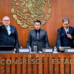 Comparecencia de seguridad ante el Congreso de San Luis Potosí, con tres participantes de pie en la mesa principal del recinto legislativo.