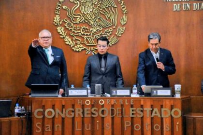 Comparecencia de seguridad ante el Congreso de San Luis Potosí, con tres participantes de pie en la mesa principal del recinto legislativo.