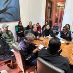 Autoridades estatales y municipales reunidas alrededor de una mesa para coordinar las actividades de Xantolo se Vive en tu Ciudad 2026.
