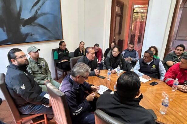 Autoridades estatales y municipales reunidas alrededor de una mesa para coordinar las actividades de Xantolo se Vive en tu Ciudad 2026.