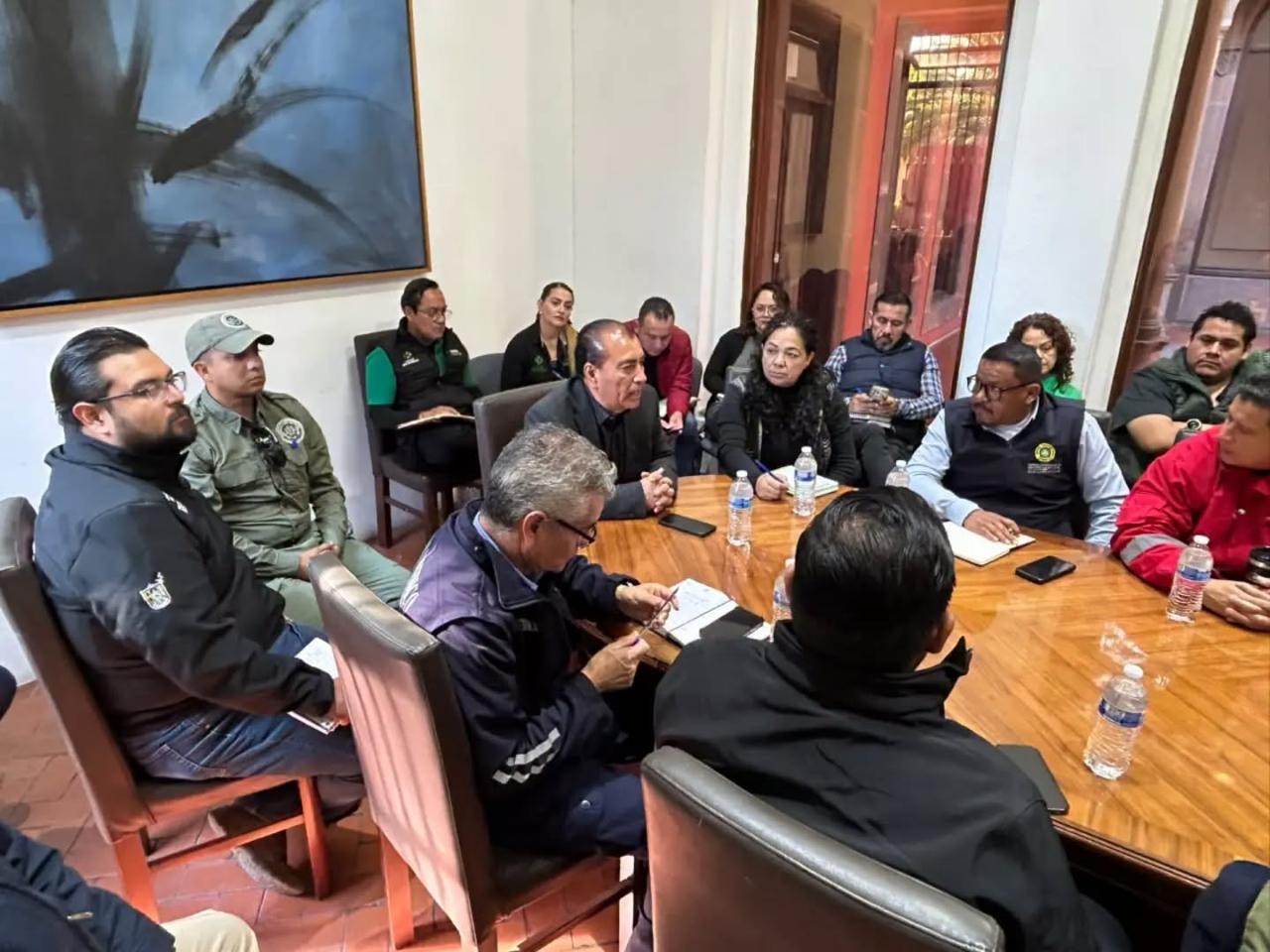 Autoridades estatales y municipales reunidas alrededor de una mesa para coordinar las actividades de Xantolo se Vive en tu Ciudad 2026.